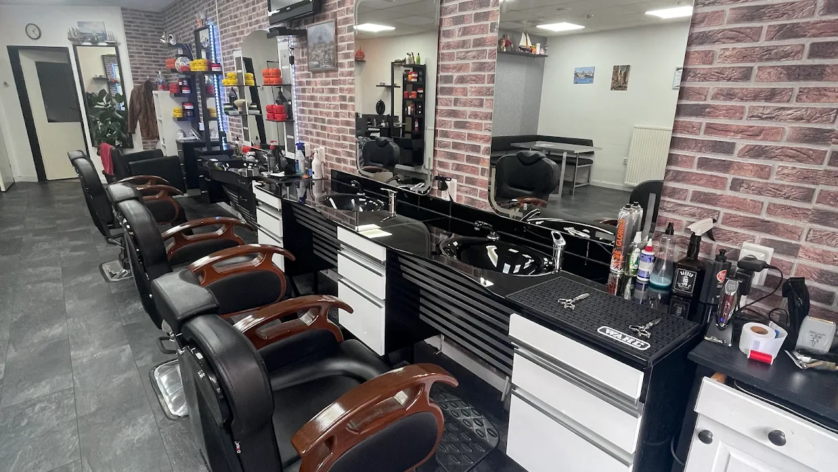 Hoessie De Barber Shop